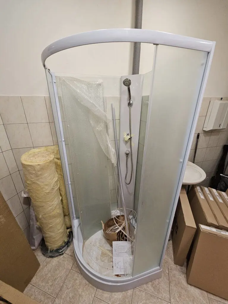 Tady je smontovaný nový sprchový kout